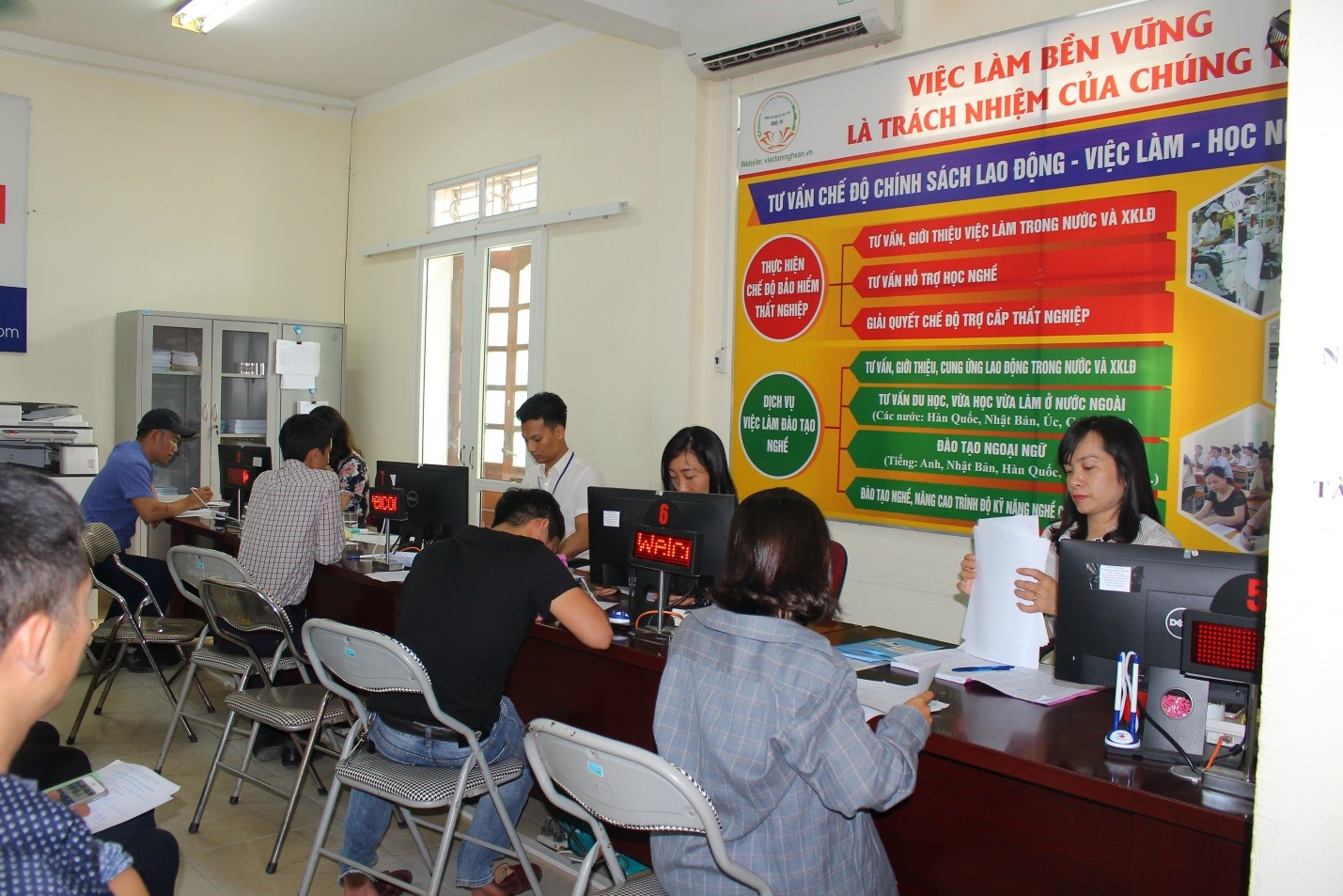 Để trung tâm giới thiệu việc làm phát triển bền vững, doanh nghiệp cần tuyển dụng và đào tạo đội ngũ nhân sự chuyên nghiệp