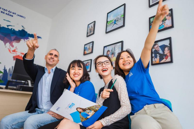 Các trung tâm tư vấn du học cần sở hữu đội ngũ tư vấn viên chuyên nghiệp, phải có mối quan hệ tốt với các trường học trong và người nước