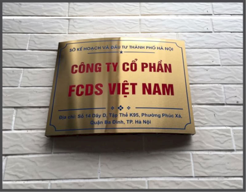 Lắp đặt bảng hiệu công ty tại địa chỉ mới