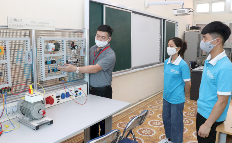 Tuyển chọn đội ngũ giảng viên có chuyên môn vững, kỹ năng sư phạm tốt