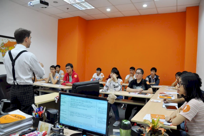 Việc thuê và duy trì đội ngũ nhân sự chất lượng là một phần không thể thiếu trong chi phí mở trung tâm dạy thêm
