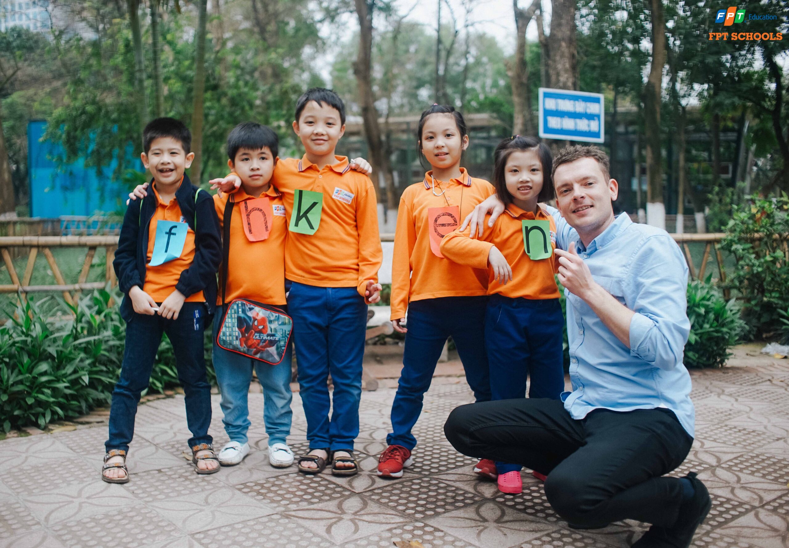 Các giáo viên bản ngữ tại FPT Schools luôn sát cánh cùng học sinh trong việc rèn luyện Tiếng Anh ứng dụng trong cuộc sống

